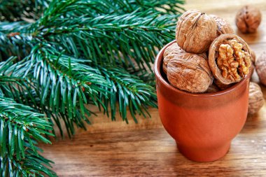 Aralık Noel geliyor. Ceviz Seramik cam, ağaç dalları ve süslemeleri Noel ağacı-kar taneleri için. Kış tatili.