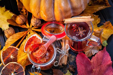 kabaklar ve abrok, sonbahar arka plan reçelli çay