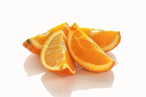 Апельсини Очищені Спіральній Формі Ізольовані Білому Тлі — стокове фото
