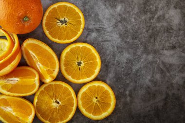 Masanın üzerine dilimlenmiş portakal. koyu arka plan.