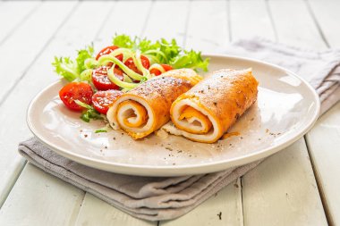 Sebze salatası ile omlet. Yumurta Kahvaltı