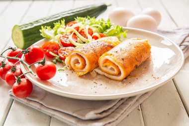 Sebze salatası ile omlet. Yumurta Kahvaltı