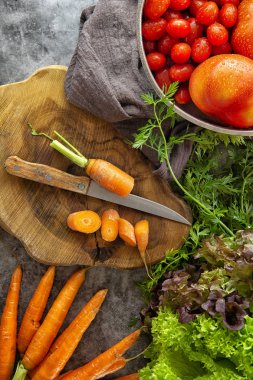 Doğa ve Bahçe. Sebze arka plan. Yeşillikleri ile havuç