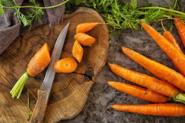 Doğa ve Bahçe. Sebze arka plan. Yeşillikleri ile havuç