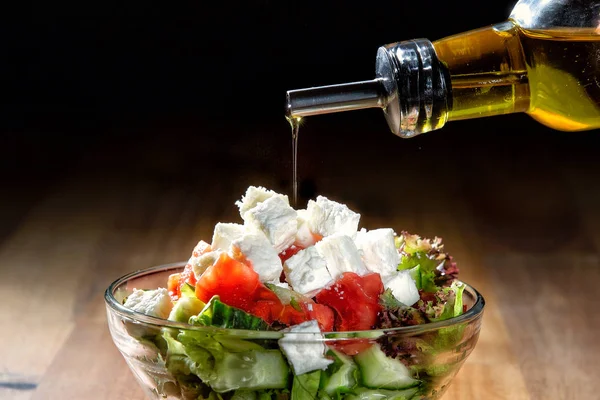 Ensalada Verduras Con Queso Aderezada Con Jugo Limón Fondo Madera —  Fotos de Stock