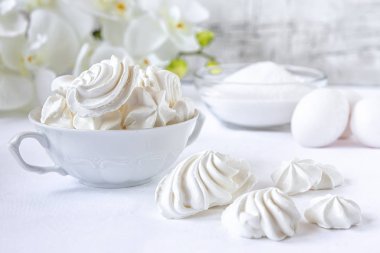 Meringues. Protein şeker kek çay ya da kahve için. Açık renkli. Beyaz sabah. Şeker