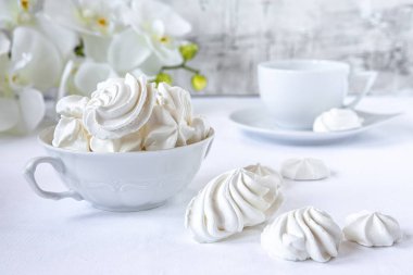 Meringues. Protein şeker kek çay ya da kahve için. Açık renkli. Beyaz sabah. Şeker