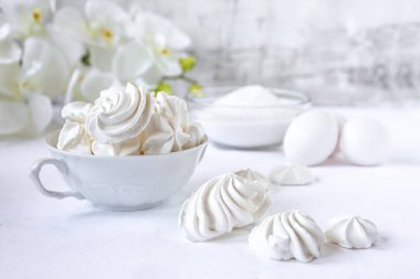 Meringues. Protein şeker kek çay ya da kahve için. Açık renkli. Beyaz sabah. Şeker
