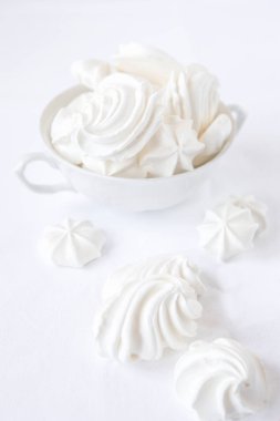 Meringues. Protein şeker kek çay ya da kahve için. Açık renkli. Beyaz sabah. Şeker