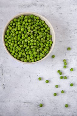 Yeşil bezelye bir plaka mutfak masasının üzerinde. Üretmek. Açık renkli. Brüksel lahanası