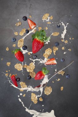 Kahvaltı havaya yükselme, çilek, yaban mersini süt ile Mısır gevreği. su sıçramalarına süt