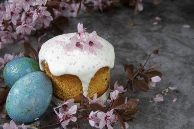 Paskalya ekmeği ve çiçekli dalları ile yumurta . Bahar teması