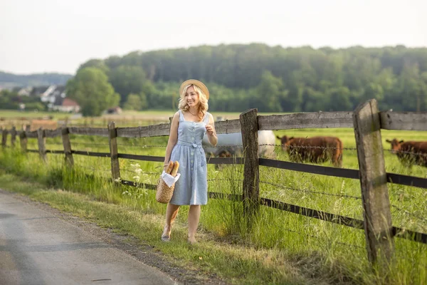 Dorfmädchen Mit Einer Tüte Milch Und Brot Die Mit Grasenden — Stockfoto