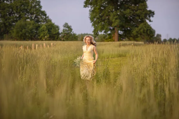 Sonnenuntergang im Sommer. Landleben. Eine junge Frau auf dem Feld wirft einen Hut. rustikaler Stil — Stockfoto