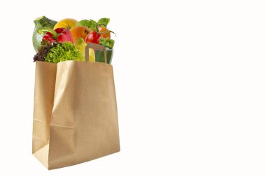 Sebze ve meyvelerle dolu bir kağıt çanta. Ürünlerin satın alınması. Beyaz arka planda yalıtılmış nesneler.