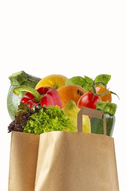 Sebze ve meyvelerle dolu bir kağıt çanta. Ürünlerin satın alınması. Beyaz arka planda yalıtılmış nesneler.