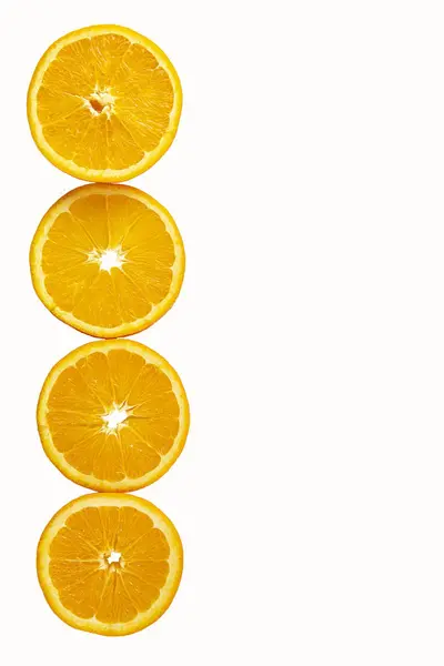 Апельсини нарізані круглими скибочками ізольовані на білому тлі. Тропічні фрукти — стокове фото