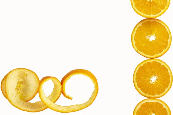 Апельсини нарізані круглими скибочками з шкіркою, загорнутою в спіраль, ізольовану на білому тлі. Тропічні фрукти — стокове фото