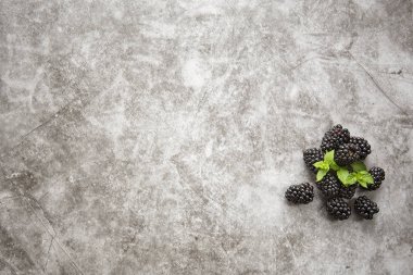 Arka plan görüntüsü, mermer tezgah ve nane yaprakları ile dut meyveleri. Yaz mevsimi, meyve hasat, reçel, komposto. Etiketleme ve reklam alanı