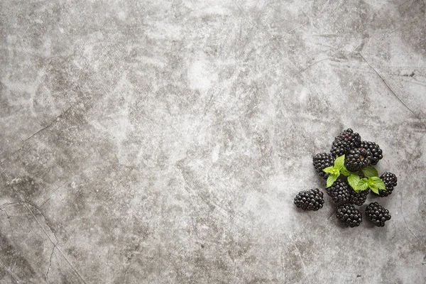 Arka plan görüntüsü, mermer tezgah ve nane yaprakları ile dut meyveleri. Yaz mevsimi, meyve hasat, reçel, komposto. Etiketleme ve reklam alanı