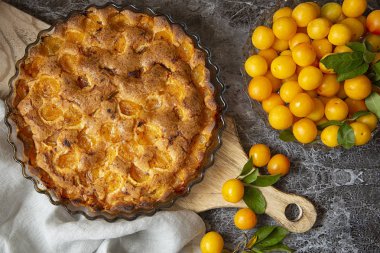 sarı erik mirabelle. Koyu renkli bir arka planda erikli turta. Yaz meyve sezonu.hasat.