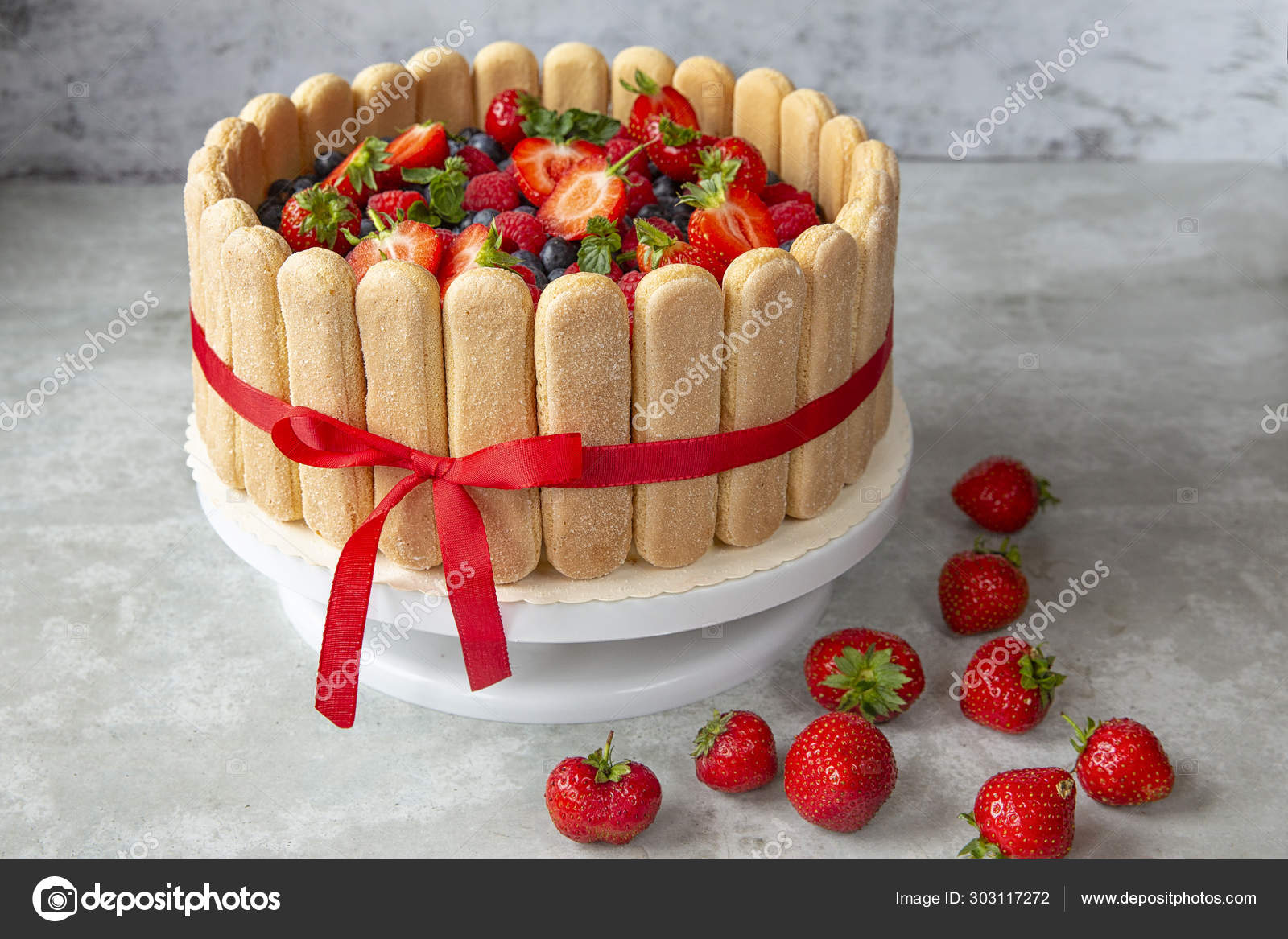 Gateau Aux Baies Decore Avec De Grandes Fraises Framboises Bleuets Sur Un Fond Clair Patisseries Festives Et Table Sucree Baies D Ete Et Desserts Preparation De Confiseries Savoiardi Image Libre De Droit Par