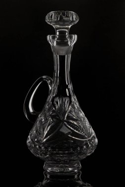 Siyah arka plan üzerinde alkollü içecekler için kristal dekantör .