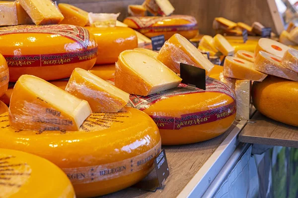 Mercado de mercearia holandês. Setembro de 2019. Variedades de queijos holandeses. Os queijeiros para vender queijo . — Fotografia de Stock
