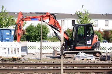 Ekskavatör ve buldozer / Bir şantiyede bir takas aracı olarak kullanılabilir bir ekskavatör yan görünümü.                              