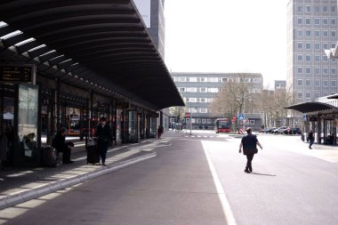 Otobüs istasyonu Koblenz / Otogar şehir merkezinde kapalı sığınak altında 08 Nisan 2018 Koblenz içinde oturan insanlar.