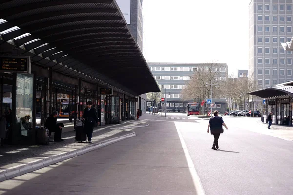 Estación Autobuses Koblenz Personas Sentadas Bajo Los Refugios Cubiertos Estación — Foto de Stock