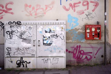 Elektrik dağıtım kutusu karalanmış / karalanmış duvarlar ile yırtık poster ile elektrik kutusu.