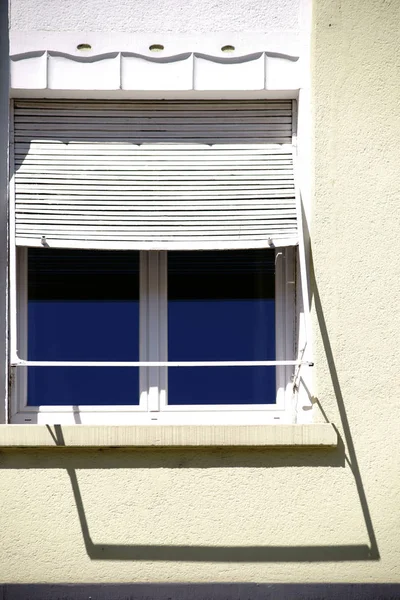 Markizy Rzuca Cienie Ciemno Pojedynczego Okna Budynku Mieszkalnego Markizy Rzuca — Zdjęcie stockowe