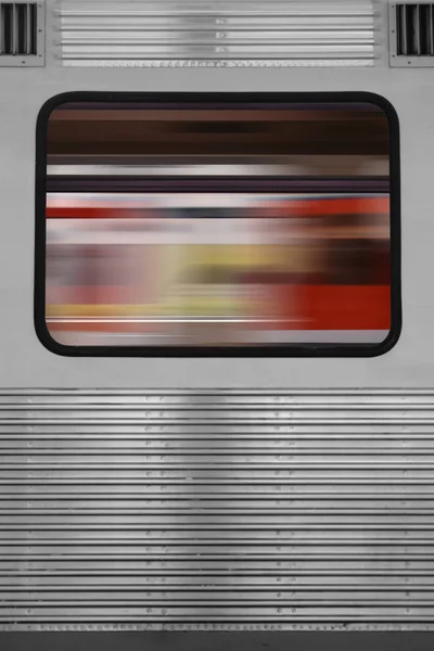 抽象的火车窗口 火车车窗上路过的火车的抽象反射 — 图库照片