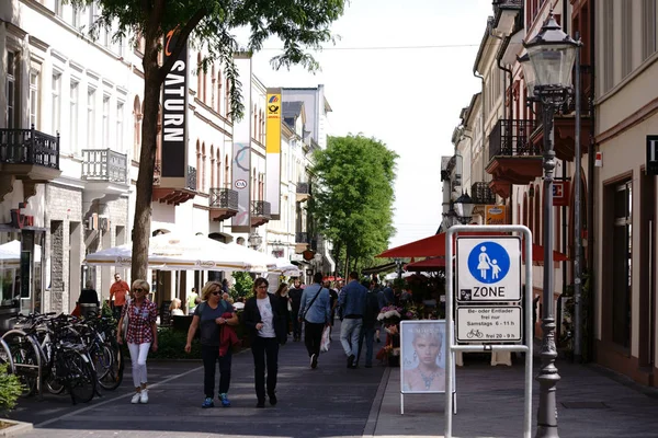 Rua Comercial Centro Bad Homburg Passers Pedestres Uma Rua Comercial — Fotografia de Stock
