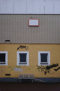 Boş bulaşmış Gar binası / bir boş bulaşmış Gar binası çubuklu windows ve koltuk binanın önünde bir satır ile.                       