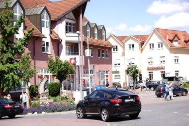 Roundabout şehir Nieder-Olm / dolambaçlı bitişik konut ve ticari binalar üzerinde 03 Haziran 2017 yılında Nieder-Olm şehir merkezinde Nieder-Olm bucak sokakta.                   