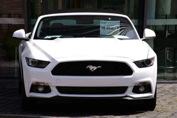 Ford Mustang Белый Спортивный Автомобиль Ford Mustang Будет Продаваться Парковке — стоковое фото