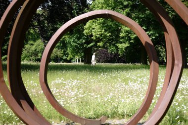 Bienal Blickachsen Bad Homburg heykel / modern görünümü ve sarmal heykel sanat sergisi olarak açılan ve spa Park'ta Bienali'nin Blickachsen 19 Mayıs 2018 heykel Bad Homburg.                             