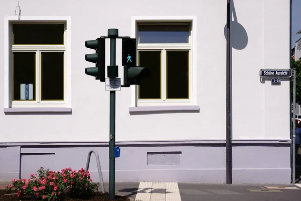 Ampelkreuzung Vor Wohnhaus Eine Ampel Wirft Schatten Auf Die Helle — Stockfoto