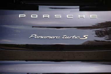 Porsche Panamera Turbo S / siyah boyalı Porsche Panamera Turbo S spor arabayla 19 Mayıs 2018 üzerinde Bad Homburg arka yakın çekim.                            