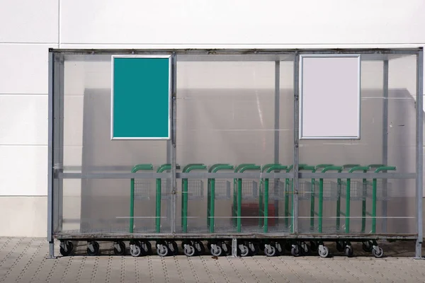 Trolley Unter Dem Kunststoffunterstand Ein Plastikunterstand Mit Trolley Draußen Vor — Stockfoto