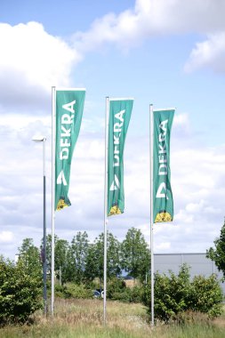 Dekra Mainz / dalgalanan bayrakları araç test center Dekra rüzgar logosu ile 18 Haziran 2018 üzerinde Mainz.                 