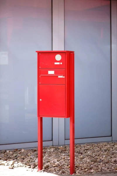 Parlak Kırmızı Posta Kutusu Ayakta Parlak Kırmızı Sahip Bir Posta — Stok fotoğraf