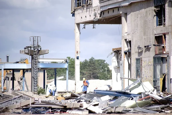 클리어런스 노동자 건물의 작업에서 잔해를 — 스톡 사진