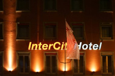 Intercity Hotel gece / InterCity Hotel cephe ışıklı duvar ışık tarafından 30 Haziran 2018 gecesi Münih'te.                             