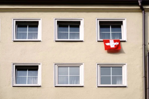 Szwajcarska Flaga Narodowa Oknie Szwajcarska Flaga Narodowa Wisi Oknie Mieszkalnych — Zdjęcie stockowe