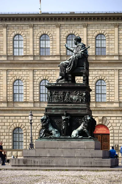 Bronze Statue King Max Joseph Munich Tourrists Pedestrians Max Joseph — стоковое фото