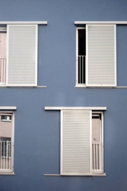 Güneşlikler sürgülü / bir konut modern cephe windows satırlarla bina ve panjurlar sürgülü.                              