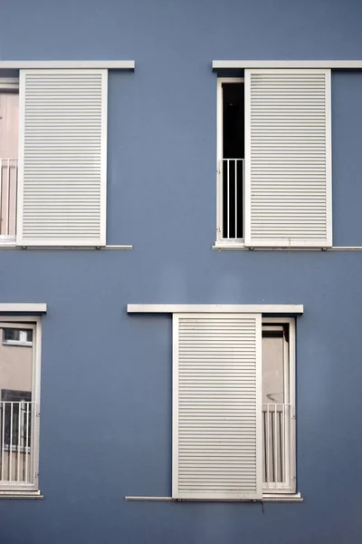 Sliding Blinds Modern Facade Residential Building Rows Windows Sliding Shutters — Stock Photo, Image